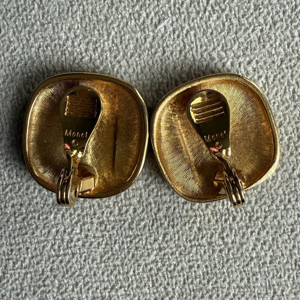 Vintage Monet Cream & Gold Clip-On Earrings – Retro Mod Style - Picture 2 of 11